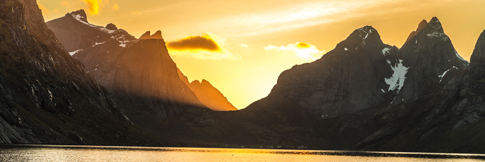 Midnight sun in Reinefjorden